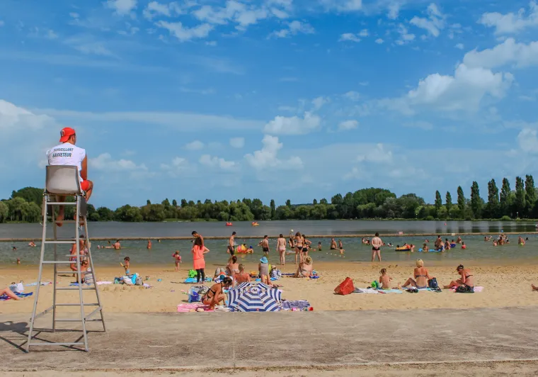 Surveillant de baignade sur la plage bordant le lac du Mêle-sur-Sarthe