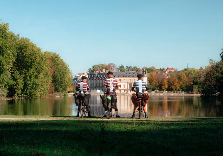 Trois cyclistes dans le parc du château de Rambouillet