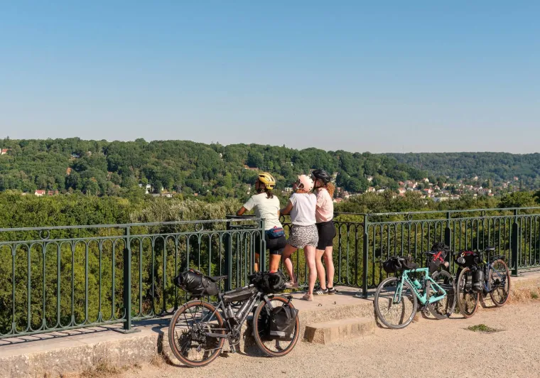 Cyclistes regardant le paysage depuis le viaduc des Fauvettes le long de la Véloscénie