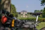 Vélos de voyage sur la coulée verte du sud parisien avec vue sur le château et les jardins du domaine de Sceaux, étape de la Véloscénie en Île-de-France.