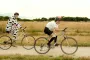 Cyclistes déguisés en vache et en poule sur la Véloscénie lors du Mad Jacques, Vallée de Chevreuse