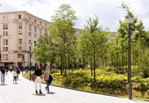 Personnes marchant sur la place de Catalogne et la forêt urbaine à Paris
