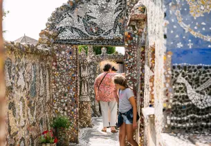 Des visiteurs se promènent dans la Maison Picassiette à Chartres