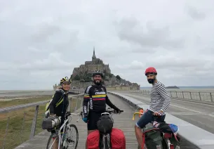 Arrivee au pied du Mont Saint-Michel - Temoignage Guillaume voyage a velo retro vintage le long de La Veloscenie
