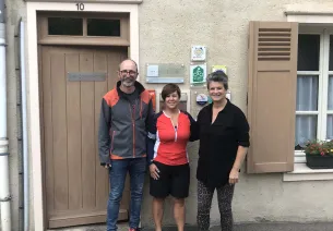 Josiane Martineau et les propriétaires de la chambre d'hôtes Les Conviv'hôtes, Sylvie et Fabrice Menard, à Chartres. 