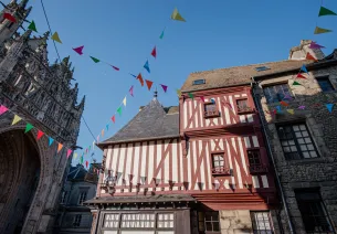 Basilique Notre-Dame d'Alençon et maisons à pans de bois dans le centre-ville d'Alençon