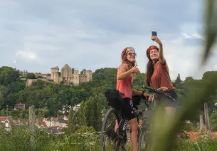Cyclistes sur une voie verte face au château de la Madeleine à Chevreuse dans les Yvelines
