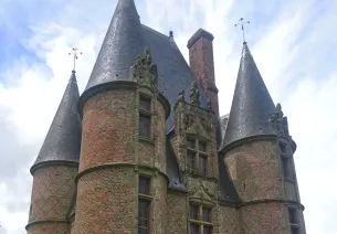 Vue du châtelet au château de Carrouges dans l'Orne en Normandie