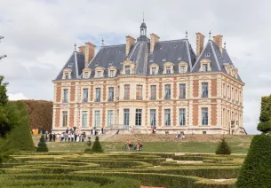 Château de Sceaux avec parterres taillés au premier plan