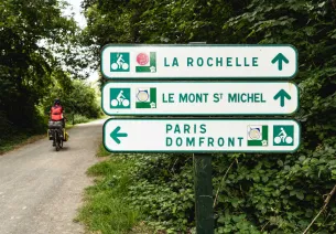 Signalisation et carrefour avec la velofrancette le long de La Véloscénie