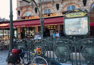 Station de métro Saint-Michel à Paris - Temoignage Guillaume voyage a velo retro vintage le long de La Veloscenie
