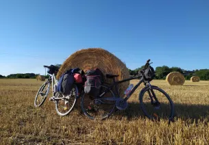 2 vélos devant une botte de paille dans un champs le long de La Véloscénie