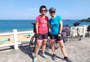 Photo de Magali et Laurence, 2 voyageuses à vélo entre Paris et St-Malo le long de La Véloscénie à leur arrivée