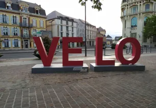 VELO écrit en lettres capitales 3D à Chartres, étape de La Véloscénie Paris - Le Mont Saint-Michel