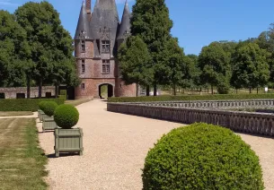 Le château de Carrouges sur l'itinéraire de La Véloscénie, Paris - Le Mont Saint-MIchel à vélo entre Alençon et Bagnoles-de-l'Orne