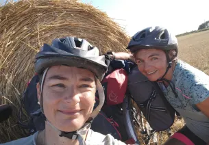 Portrait de Magali et Laurence, 2 soeurs en voyage à vélo le long de La Veloscenie en 2020