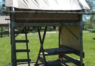 Hébergement léger cabane perchée pour les voyageurs à vélo au camping Accueil Vélo La Prairie au Mêle-sur-Sarthe sur l'itinéraire de la Véloscénie