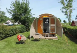 Hébergement léger Cocosweet Duo pour les voyageurs à vélo au camping Accueil Vélo Le Bois Fleuri à Illiers-Combray sur l'itinéraire de la Véloscénie