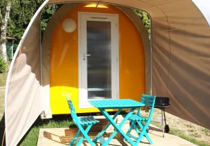 Hébergement léger Cocosweet Duo pour les voyageurs à vélo au camping Accueil Vélo Le Bois Jahan à Arcisses sur l'itinéraire de la Véloscénie