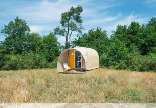 Hébergement léger Cocosweet pour les voyageurs à vélo au camping de la Vée à Bagnoles-de-l'Orne en Normandie sur l'itinéraire de la Véloscénie