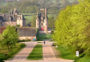 Vue sur le château de Carrouges et paysage dans le parc naturel régional Normandie-Maine
