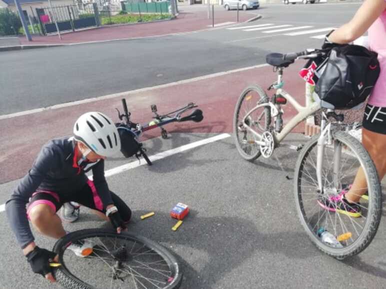 Réparation d'une roue de vélo après une crevaison sur la Véloscénie