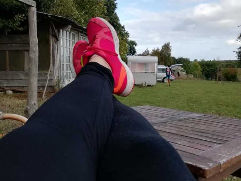 Jambes étirées avant de repartir sur la Véloscénie au camping Sous les Poiriers à Domfront