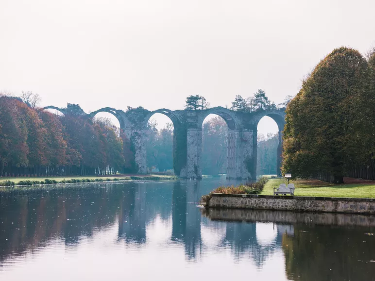 Aqueduc inachevé dans le parc du château de Maintenon