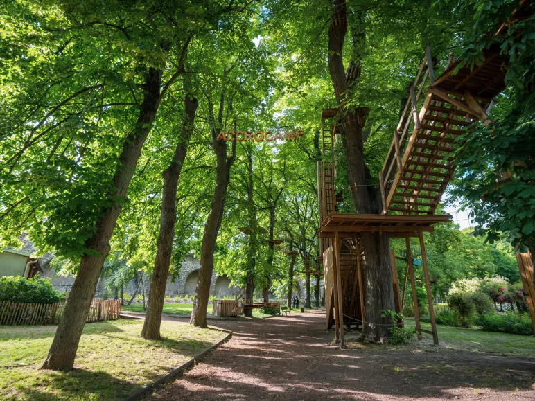 Des modules d'accrobranches dans les arbres du parc André Gagnon à Chartres