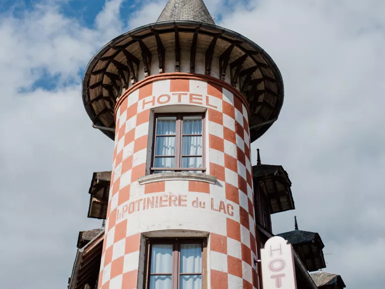 La tourelle de l'hôtel de la Potinière du Lac à Bagnoles de l'Orne