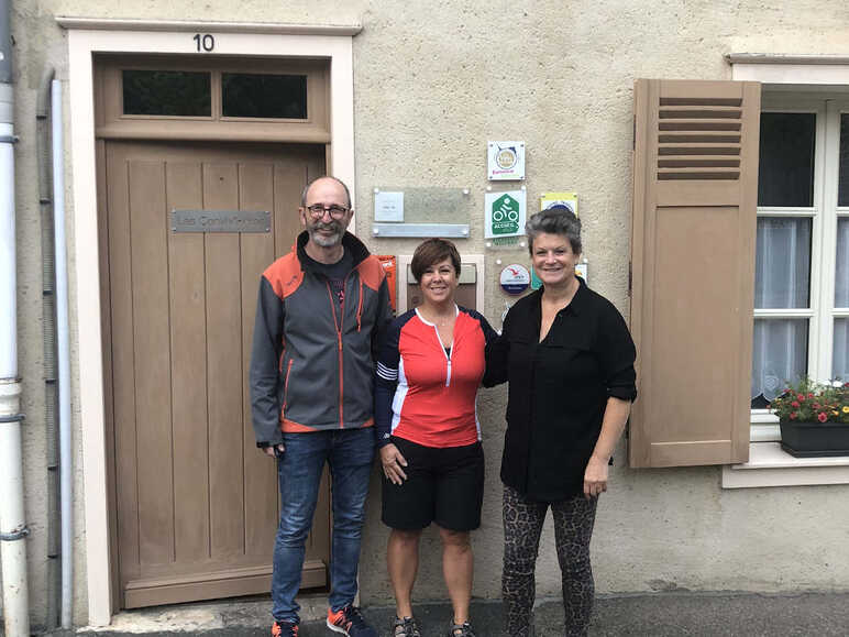 Josiane Martineau et les propriétaires de la chambre d'hôtes Les Conviv'hôtes, Sylvie et Fabrice Menard, à Chartres. 