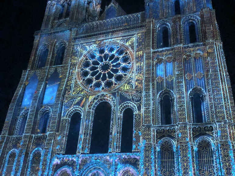 Etape à Chartres et sa cathédrale mise en lumière pendant Chartres en lumières