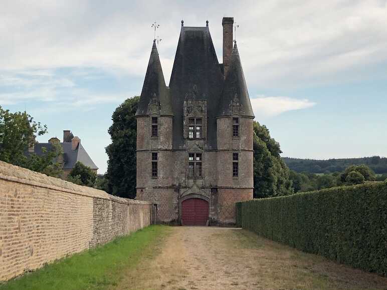 Chateau de Carrouges - Temoignage Guillaume voyage a velo retro vintage le long de La Veloscenie