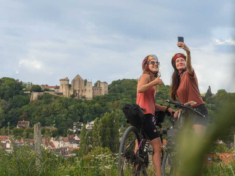 Cyclistes sur une voie verte face au château de la Madeleine à Chevreuse dans les Yvelines
