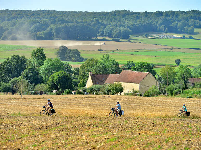 Voyageurs à vélo sur une petite route dans le Perche