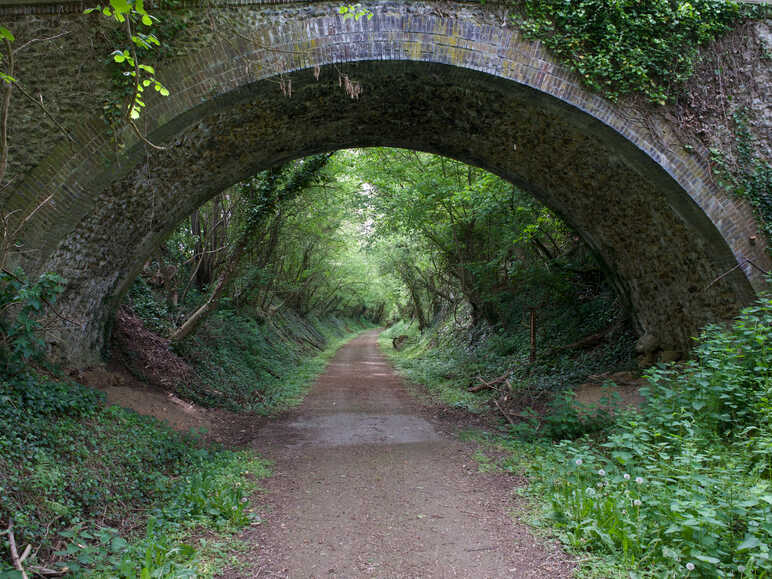 Ancienne voie ferrée reconvertie en voie verte sur la Véloscénie dans le Perche