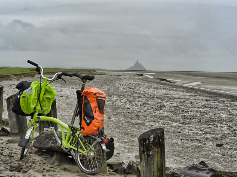 Vélo pliant brompton devant la baie du Mont-Saint-Michel sur la Véloscénie