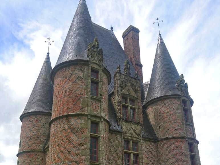 Vue du châtelet au château de Carrouges dans l'Orne en Normandie