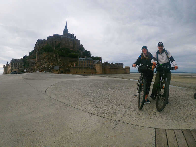 Portrait voyageurs Véloscénie Manon et Romain devant le Mont Saint-Michel