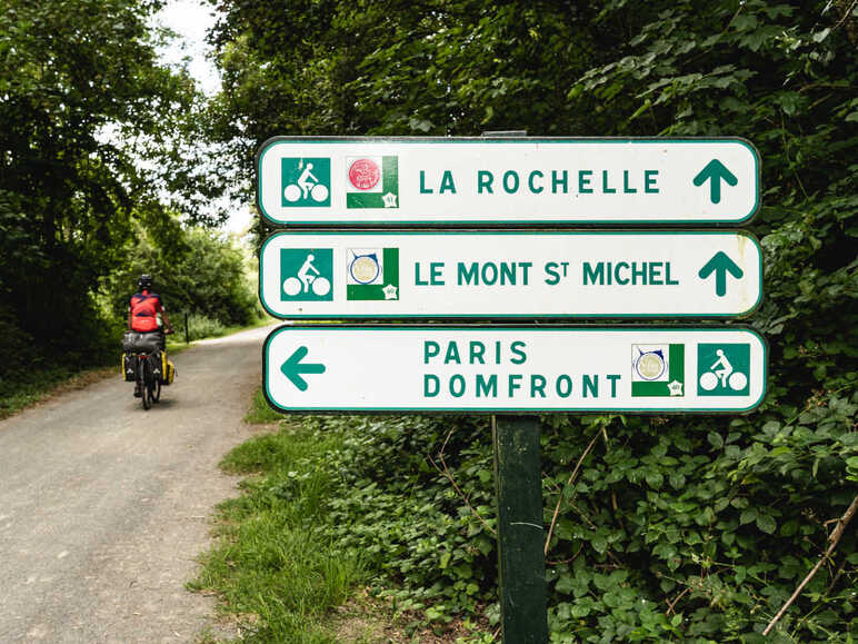 Signalisation et carrefour avec la velofrancette le long de La Véloscénie