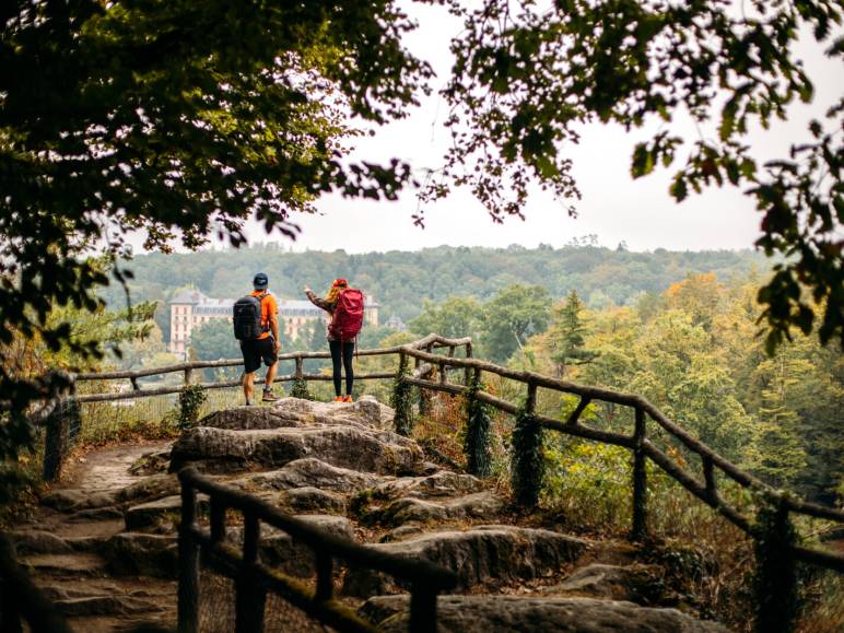 Deux personnes au bord du point de vue du Roc au Chien à Bagnoles de l'Orne