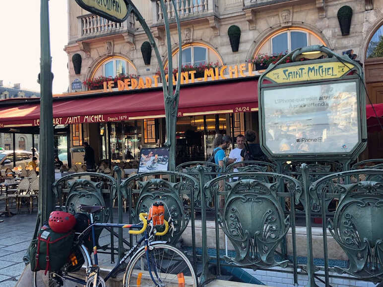 Station de métro Saint-Michel à Paris - Temoignage Guillaume voyage a velo retro vintage le long de La Veloscenie