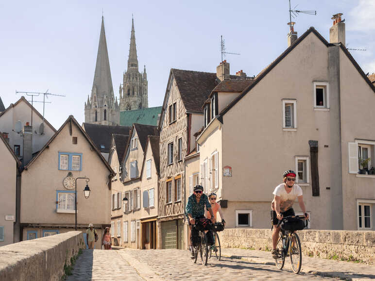 Voyageurs à vélo sur le Pont Bouju à Chartres