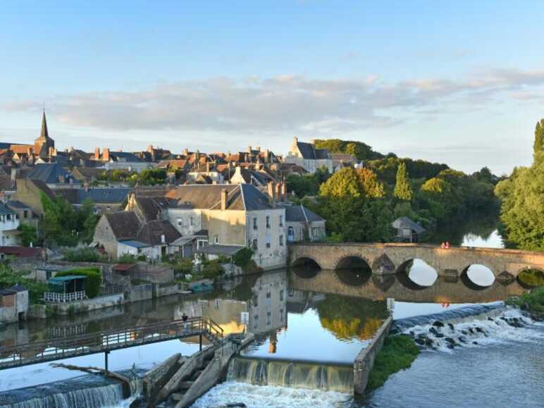 Vue sur la rivière et le pont de Beaumont-sur-Sarthe au coucher du soleil - village traversé par la V44 Alençon - Le Mans - Saumur