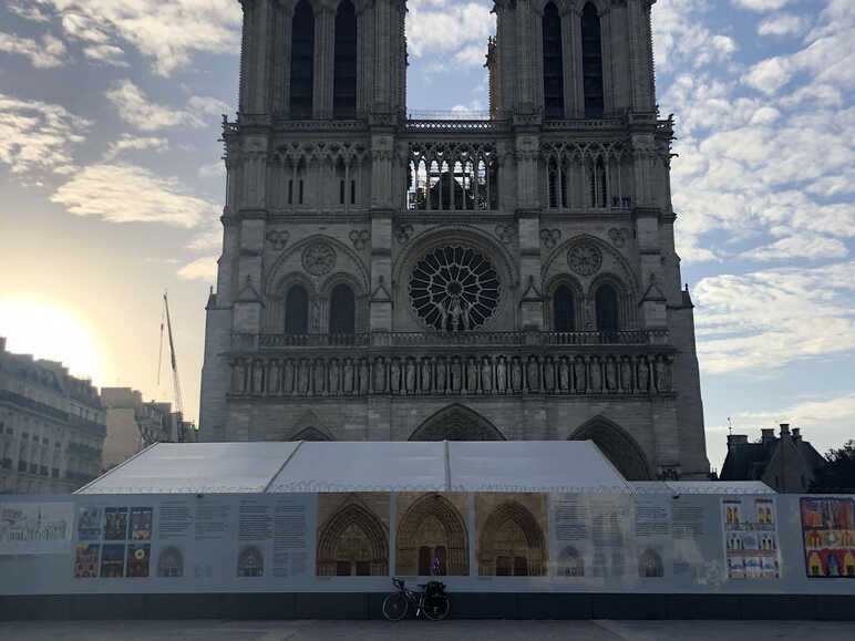 Parvis de la cathédrale Notre-Dame de Paris au lever du soleil pour le premier jour de voyage le long de La Véloscénie.
